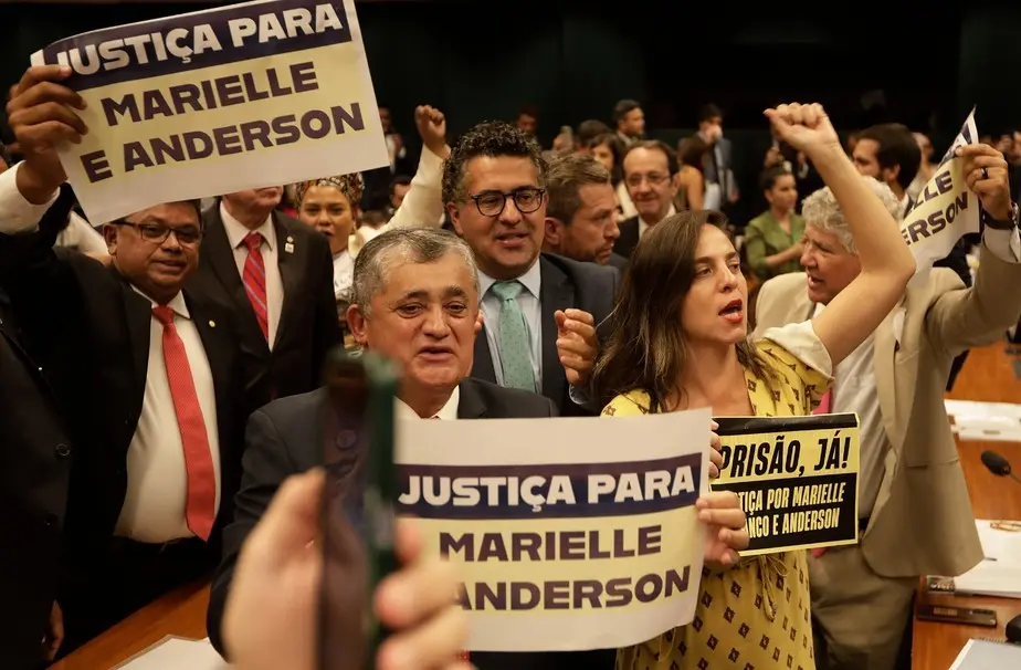 Maioria da Comissão de constituição e justiça da Câmara aprova a permanência de Chiquinho Brazão na prisão